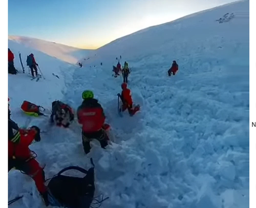 Momentul în care doi schiori sunt prinși sub zăpadă, în urma unei avalanșe produse în Bucegi