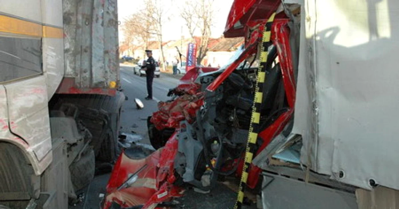 Impactul dintre tiruri a fost mortal pentru şoferul bulgar