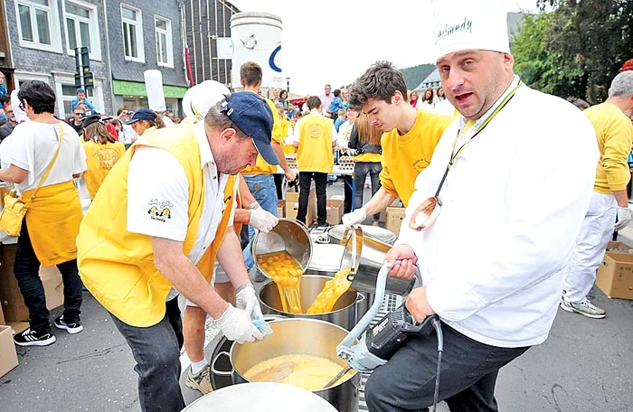 Zeci de bucătari au bătut ouăle minute în şir