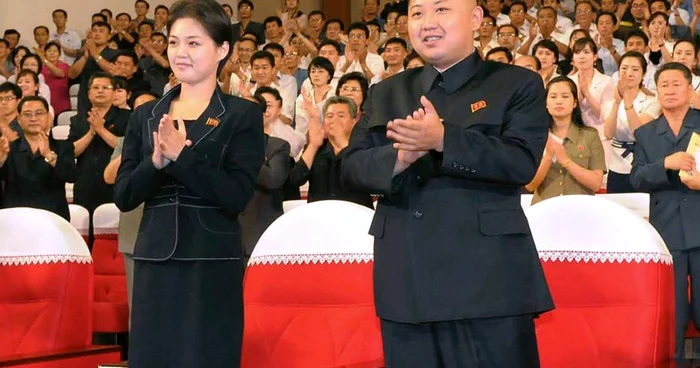 Liderul nord-coreean Kim Jong-un (stânga), alături de soţia lui Ri Sol-ju Ri (dreapta). FOTO Reuters