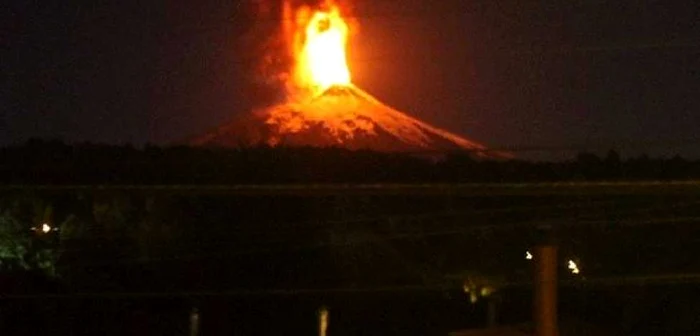 Localnicii s-au trezit din cauza unui zgomot puternic. Lava din vulcan a ajuns la peste o mie de metri înălţime FOTO BuzzFeed/Twitter
