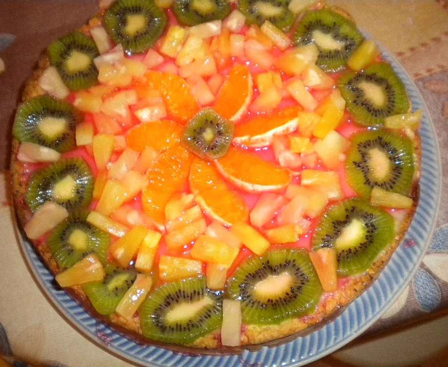 
    Tartă cu ananas, kiwi şi portocale  