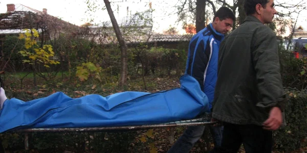 Cadavrul a fost transportat la Medicina Legală pentru necropsie