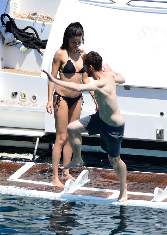 Adriana Lima își aruncă iubitul în apă de pe puntea iahtului