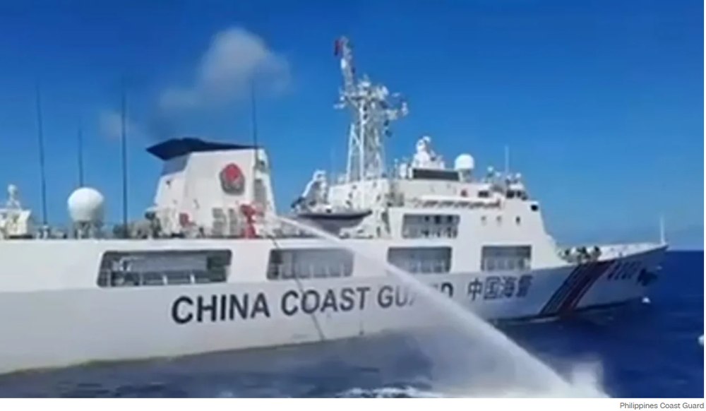 Revolta internațională crește după ce o navă chineză a tras cu tunuri de apă asupra unor ambarcațiuni filipineze VIDEO