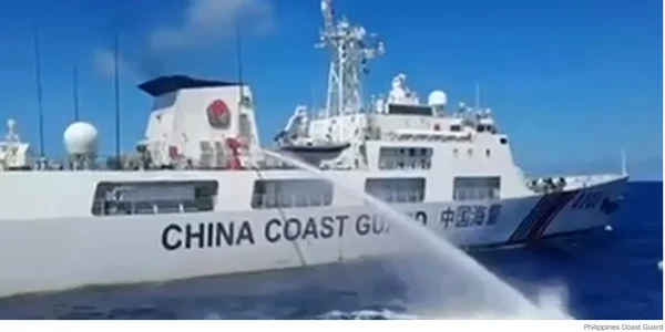 Revolta internațională crește după ce o navă chineză a tras cu tunuri de apă asupra unor ambarcațiuni filipineze FOTO Captură Video  png