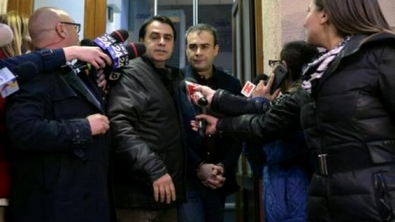 
    Darius Vâlcov a ieșit încătușat, ieri seară, din sediul DNA (foto:Agerpres)  