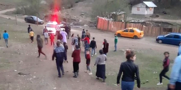 Sătenii din Valea lui Stan - Brezoi judeţul Vâlcea nemulţumiţi după ce şase localnici au fost prinşi la furat de lemne în pădurea statului şi puşi pe fugă cu focuri de armă Foto Facebook