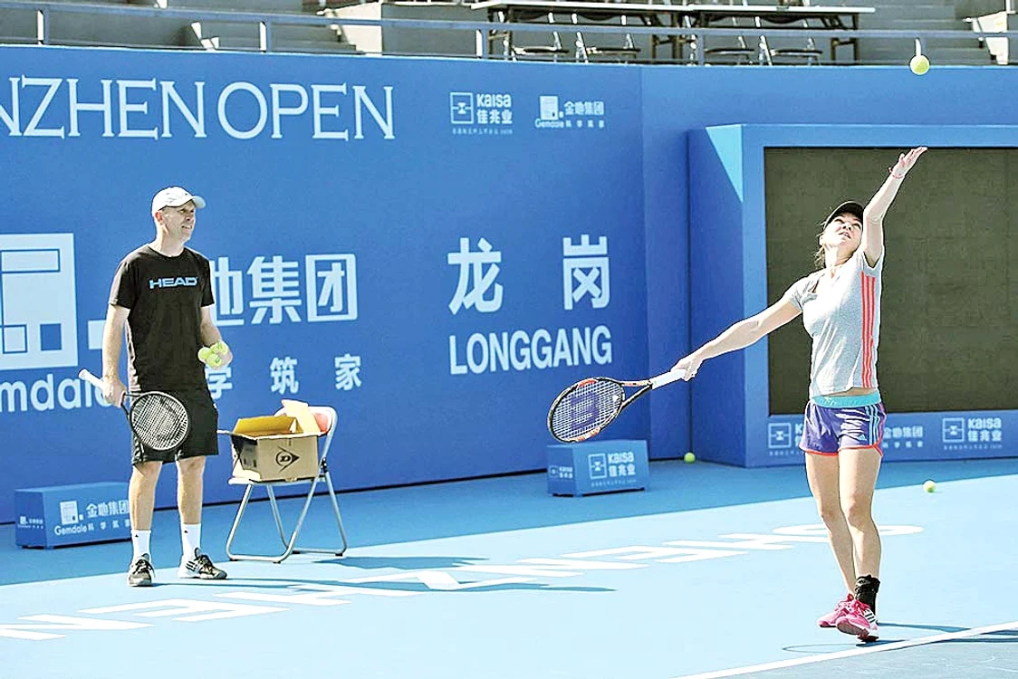 
    Simona se antrenează  sub privirile antrenorului  suedez Thomas HodgstedtFoto: Shenzhen Open  