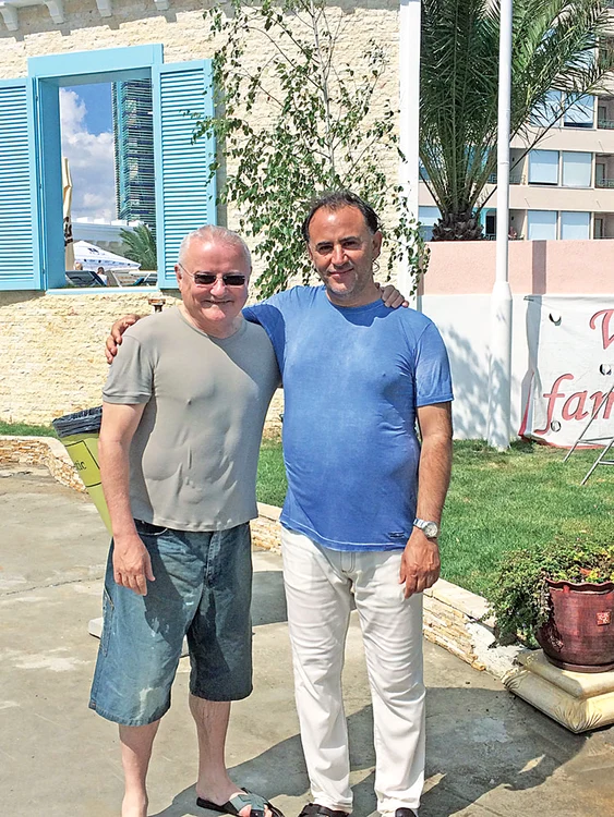 Iri, cu tricoul ud lipit de pectorali, alături de patronul de la Phoenicia Holiday Resort, Mohammad MuradFoto: Click!