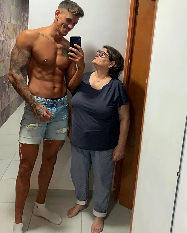 Alex Delea și-a postat o  poză cu mama lui înainte  de a pleca la Survivor