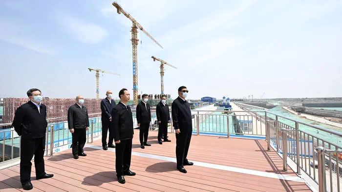 Liderul chinez Xi Jinping inspectează șantierele de construcție