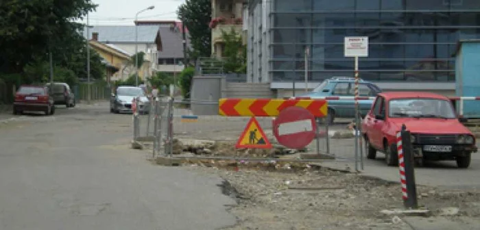 Suceava: Şanţurile şi gropile stăpânesc centrul (Galerie Foto)