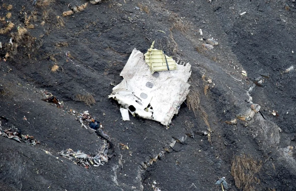 Rămăşiţele avionului prăbuşit în Franţa, accident în urma căruia au murit 150 de persoane FOTO AP