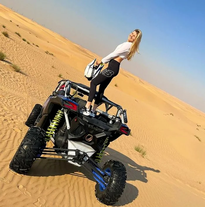 Eugenie Bouchard s-a fotografiat în deșert