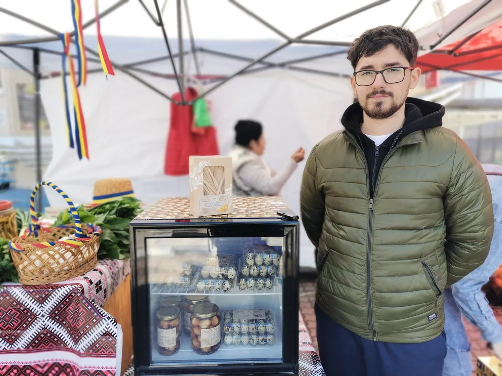 De la hobby la profit. Tânărul care crește păsări „ca la țară” pentru a scăpa de alimentele procesate