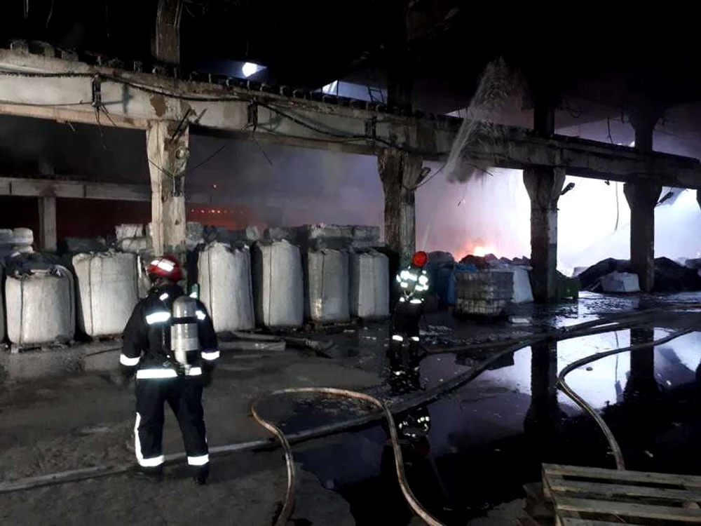 ncendiu izbucnit la un depozit de vopsea dintr-un parc industrial din localitatea I.L. Caragiale, judeţul Dâmboviţafoto: news.ro