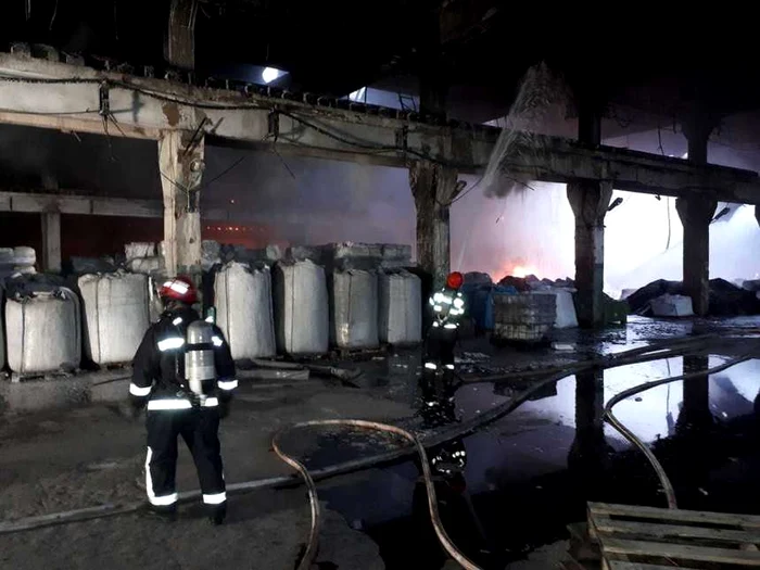 
    ncendiu izbucnit la un depozit de vopsea dintr-un parc industrial din localitatea I.L. Caragiale, judeţul Dâmboviţafoto: news.ro  