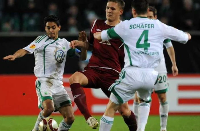
    Buharov (centru), într-un meci cu Wolfsburg, în Liga Campionilor EPA  