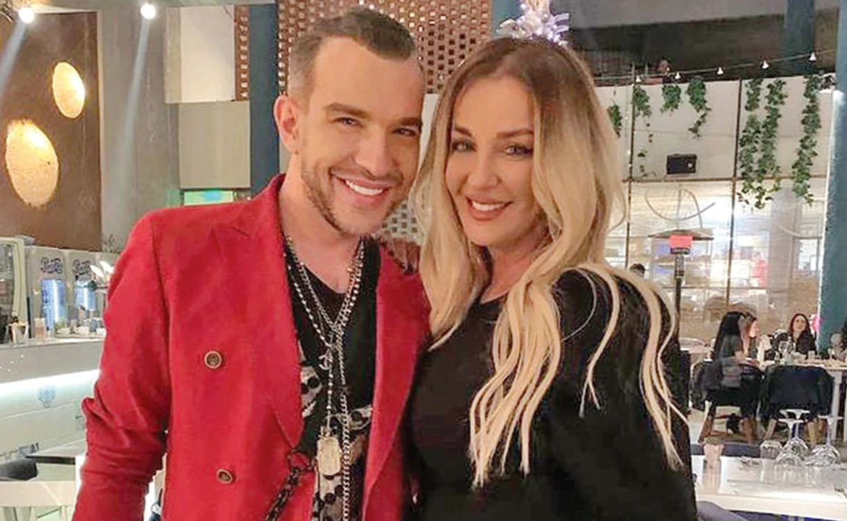 
    Laurette s-a distrat cu prietenii din Paris la club   