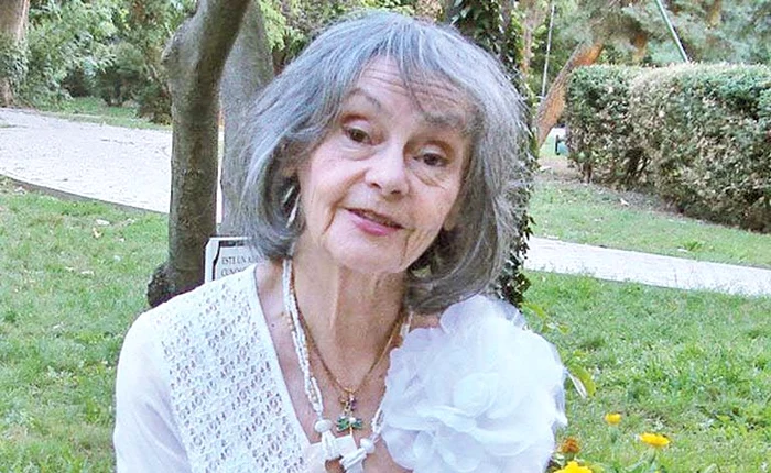 
    Marina Voica arată  impecabil la 80 de ani.  Nu îşi vopseşte părul,  mănâncă sănătos şi nu  vrea să audă de  operaţii estetice  