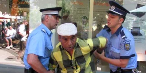 Centrul pietonal din Ploieşti rămâne locul de întâlnire al valutiştilor al vânzătorilor de telefoane furate. Arhivă Adevărul Ploieşti