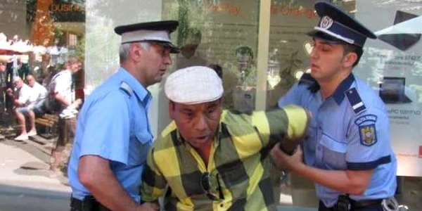 Centrul pietonal din Ploieşti rămâne locul de întâlnire al valutiştilor al vânzătorilor de telefoane furate. Arhivă Adevărul Ploieşti