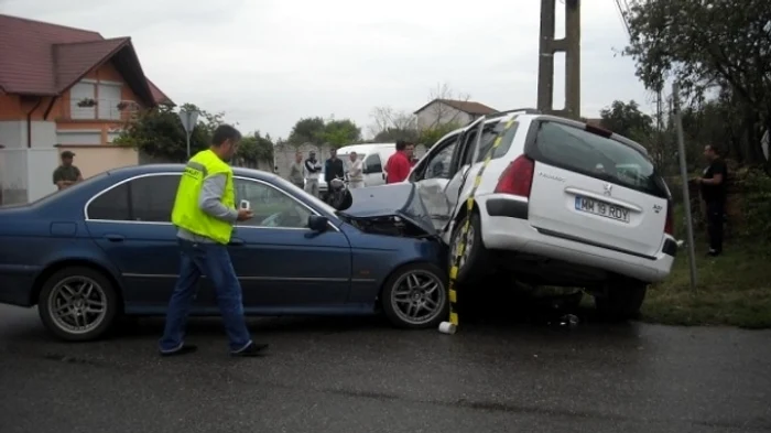 
    Un BMV a intrat într-un Peugeot în care se aflau cinci persoane]foto: pressalert.ro  