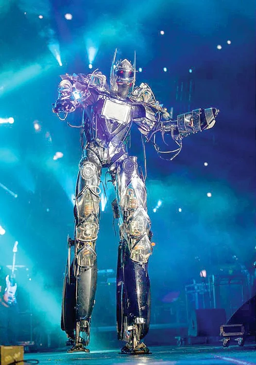 Invaders Show a adus pe scena din piaţă cel mai mare robot de concerte din lume