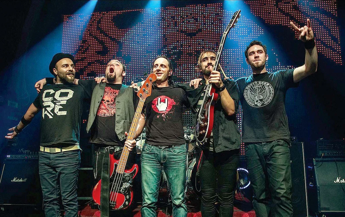 
    Vlad Ţelea (37 de ani, chitarist), decedat 30.10.2015, Alex Pascu (33 de ani, bass), decedat 11.112015, Bogdan Lavinius Enache (41 de ani, toboşar), decedat 08.11.2015, Mihai Alexandru (34 de ani, chitarist),  decedat 30.10.2015  