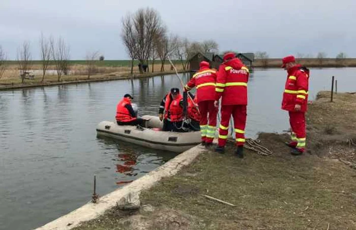 pompieri cautari pe balta foto isu ph