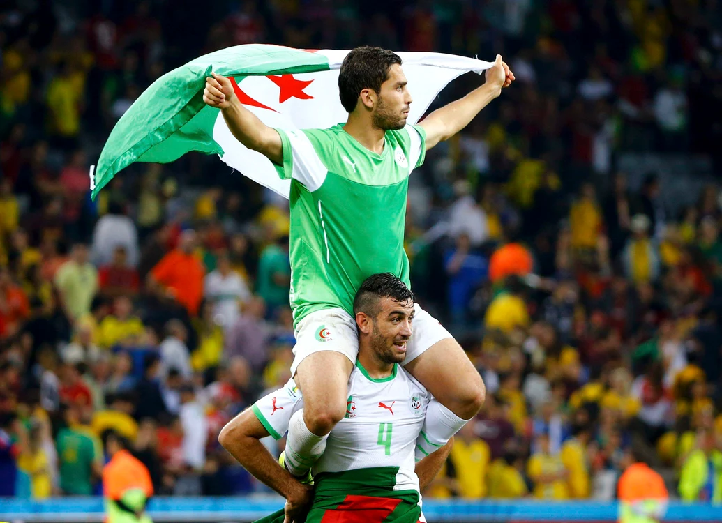 
    Algerienii au sarbatorit calificarea chiar pe teren  