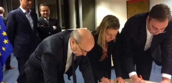 Semnarea acordului de către Mustafa Isa, Federica Mogherini şi Aleksandar Vucici FOTO Twitter / @FedericaMog