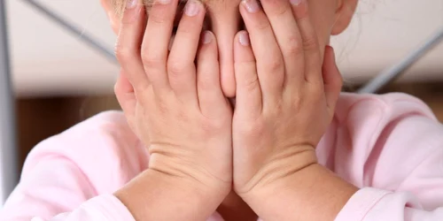 copil care plange violenta foto 123rf