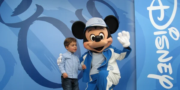 Copii de toate vârstele s-au fotografiat cu Mickey Mouse