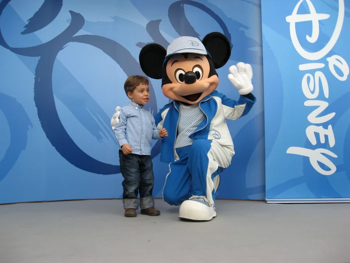 Copii de toate vârstele s-au fotografiat cu Mickey Mouse