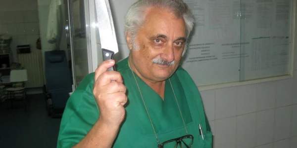 Dr. Bacalbaşa arată cuţitul cu care a venit pacientul Foto: Adrian Obreja