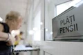 Pensionari discută cu reprezentanții presei și oficialii Caselor de Pensii de care aparțin privind recalcularea pensiei, în București. FOTO Inquam Photos / Octav Ganea