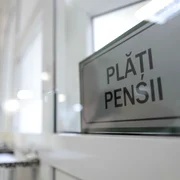 Pensionari discută cu reprezentanții presei și oficialii Caselor de Pensii de care aparțin privind recalcularea pensiei, în București. FOTO Inquam Photos / Octav Ganea
