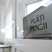 Pensionari discută cu reprezentanții presei și oficialii Caselor de Pensii de care aparțin privind recalcularea pensiei, în București. FOTO Inquam Photos / Octav Ganea