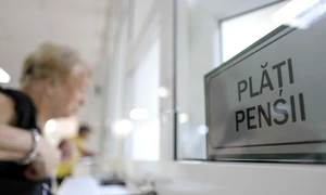 Pensionari discută cu reprezentanții presei și oficialii Caselor de Pensii de care aparțin privind recalcularea pensiei, în București. FOTO Inquam Photos / Octav Ganea