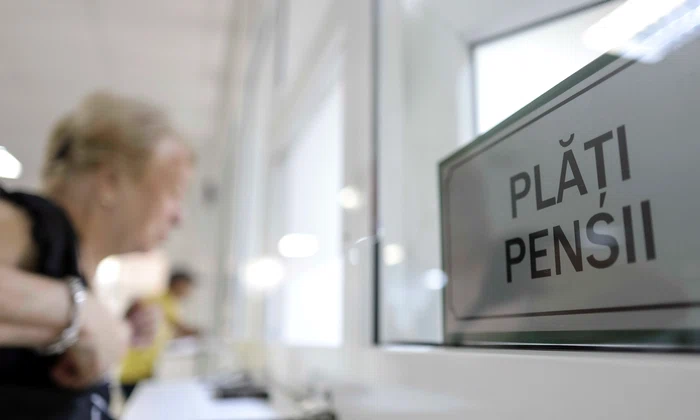 Pensionari discută cu reprezentanții presei și oficialii Caselor de Pensii de care aparțin privind recalcularea pensiei, în București. FOTO Inquam Photos / Octav Ganea