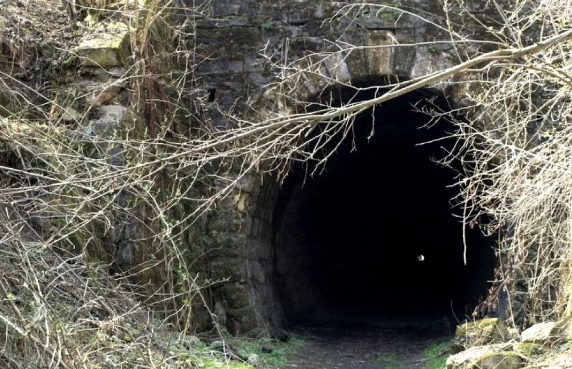 Tunelul are o lungime de aproape 800 de metri