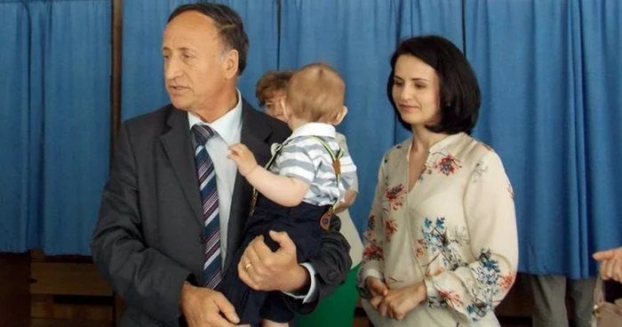 Tudor Pendiuc a venit la vot împreună cu soţia, una dinte fiice şi nepoţelul său