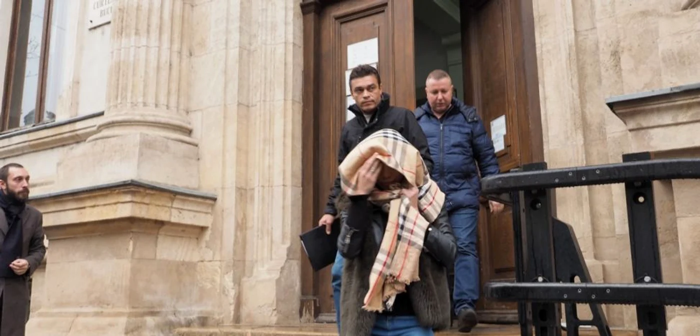 Eveline Cismaru (centru), la Curtea de Apel Bucureşti, înainte să fie predată în SUA. Imagine: Ionuţ Mureşan
