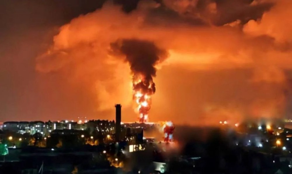 Momentul exploziei la cel mai mare terminal petrolier din Crimeea. Flăcări uriașe se ridică spre cer