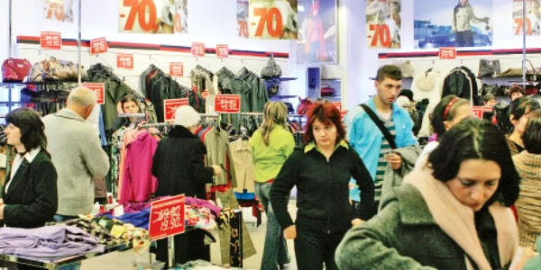 Cumpărătorii vin în număr mare  la magazine în perioada reducerilor