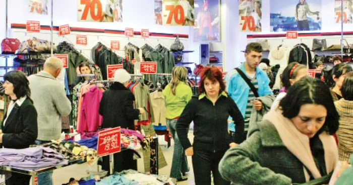Cumpărătorii vin în număr mare la magazine în perioada reducerilor