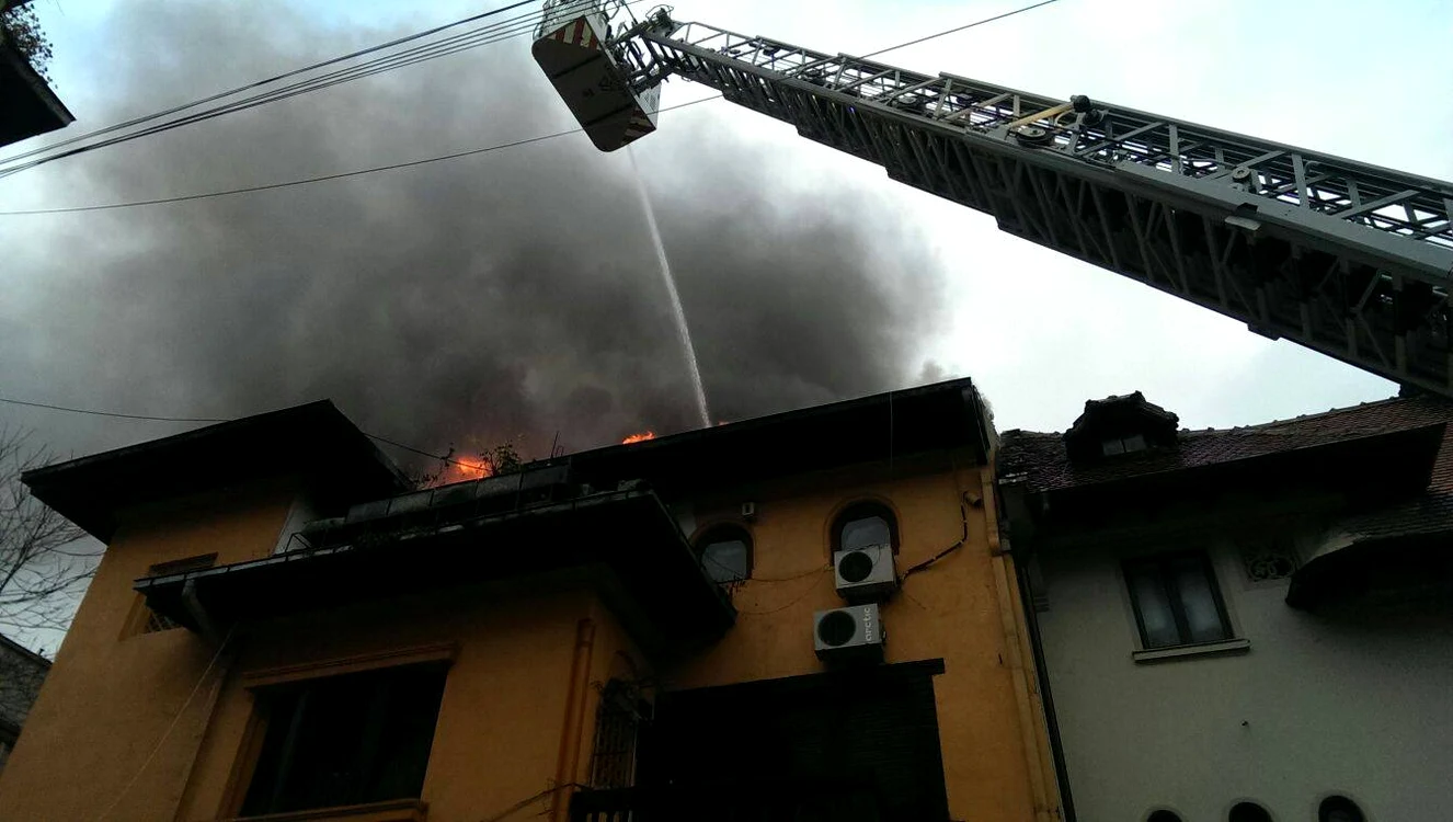 
    Pompierii au fost chemaţi în ajutor pentru stingerea foculuiFoto: arhivă personală  