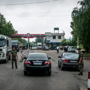 Soldati rusi la granita dintre Transnistria si Republica Moldova FOTO EPA EFE jpg